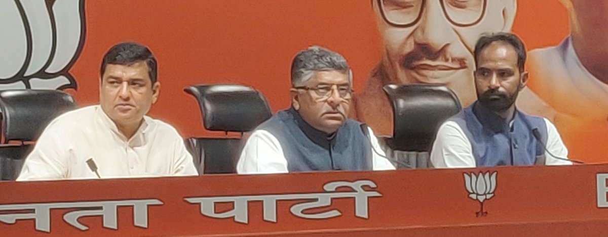 drsanjaymayukh's tweet photo. जिस डायरी के पन्नो के आधार पर आज कांग्रेस ने आरोप लगाए, उसकी प्रामाणिकता को खुद डी. शिवकुमार आयकर विभाग के छापे के दौरान नकार चुके है: श्री @rsprasad #CongressKiFakeDiaries #CongPakCleanChit https://t.co/qZoP446ip6
