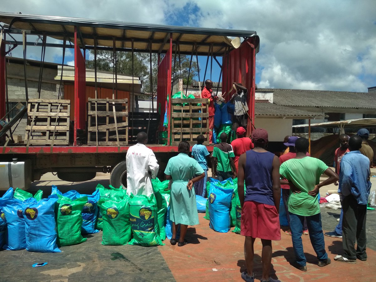 Packing and loading of care packages continues at 28 Dawson St in Mutare. Volunteers will still be needed for at least the next 2 days! 
#CycloneIdaiUPDATE
#CycloneIdaiZW #CycloneIdai