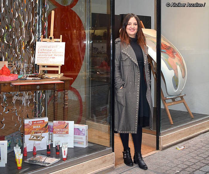 Zuri Hartz arte eskola eta galeria (Azpeitia) artearen barruan sar daitekeen guztia lantzeko gune bat da. "Euren lana erakutsi nahiko luketen artistek ateak zabalik dituzte", dio Ione Urrestilla galeriaren arduradunak. https://bit.ly/2ToTEtN