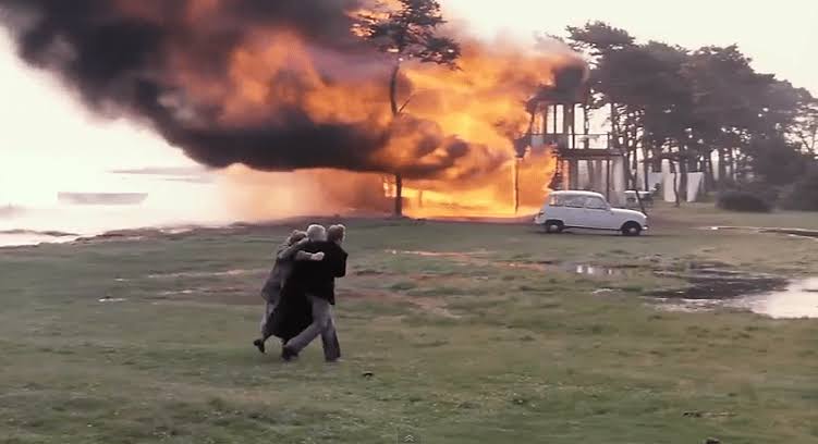 filmhafizasi's tweet photo. Materyalizme teslim olmuş, ruhsal olarak çökmüş insanlığa Tarkovsky’nin vasiyeti niteliğindeki “The Sacrifice” (1986) #KeşfetmeninKeyfi’nde! https://t.co/6JxG776Vht https://t.co/iZg8UBFXAm