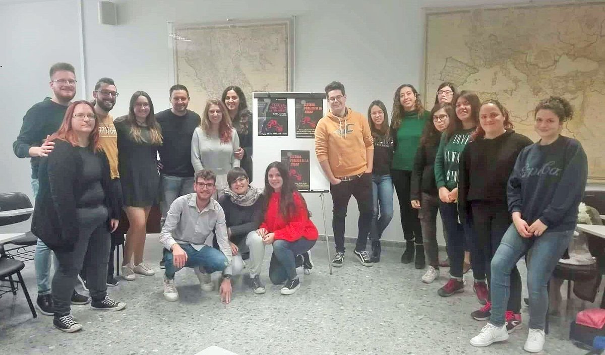 AngelNarroUV's tweet photo. Hoy con los alumnos de 2º y 3º del Grado de Filología Clásica de la @FILTRADCOMUV hemos participado en la lectura internacional de la Ilíada dentro del Festival Européen Latin Grec #Iliad #Homer #latingrec #classics https://t.co/LR2hbgnJ13