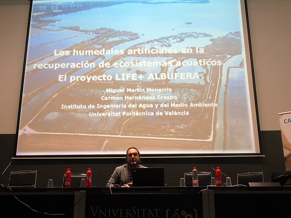 DAM_Aguas's tweet photo. Comienza la intervención de 👨‍🏫Miguel Martín (@iiama_upv) “Los humedales artificiales en la recuperación de ecosistemas acuáticos. El proyecto @LIFEALBUFERA” donde repasa las principales características de estas infraestructuras verdes🌱#DiaMundialdelAgua💧 https://t.co/uW9Igi1rHc