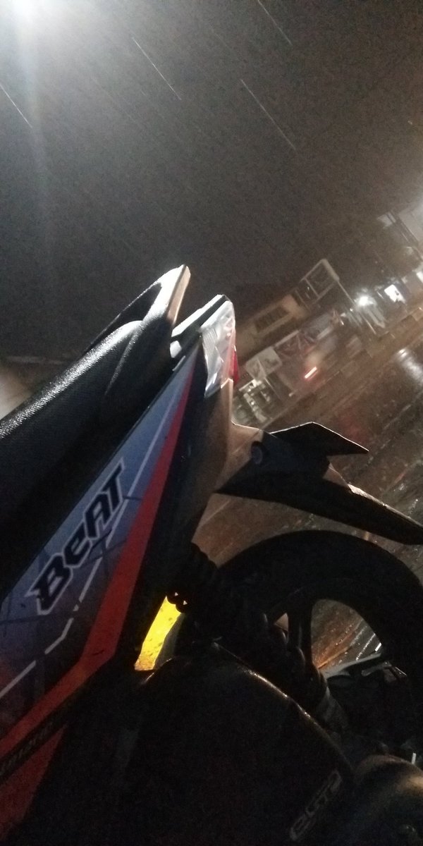 putriijingga's tweet photo. udah sejam beteduh, batiba lewat mobil yg ngga salah tp kita sebut gga tau diri lewat, basah gga kena hujan tp kena cipratan aeeeerr... manaaaaa eeeerrr !!!! 🤕🤕 https://t.co/7xRrarSx8c