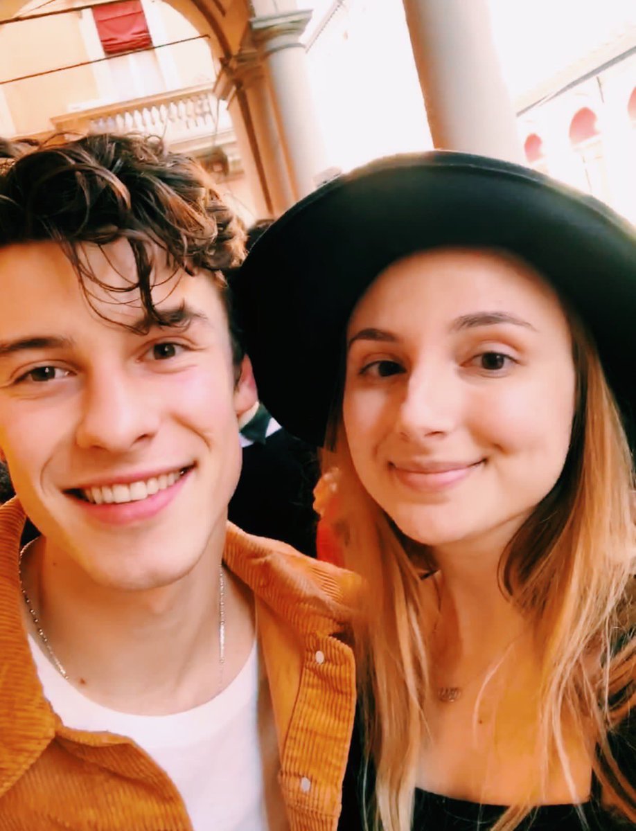 MendesNotified's tweet photo. SHAWN LOOKS SO GOOD! THIS YELLOW/ ORANGE JACKET IS AMAZING! KING OF FASHION SERVING LOOKS ARGH! #VoteInMyBlood #KCA🖤🌙 https://t.co/jUVkffg9jO