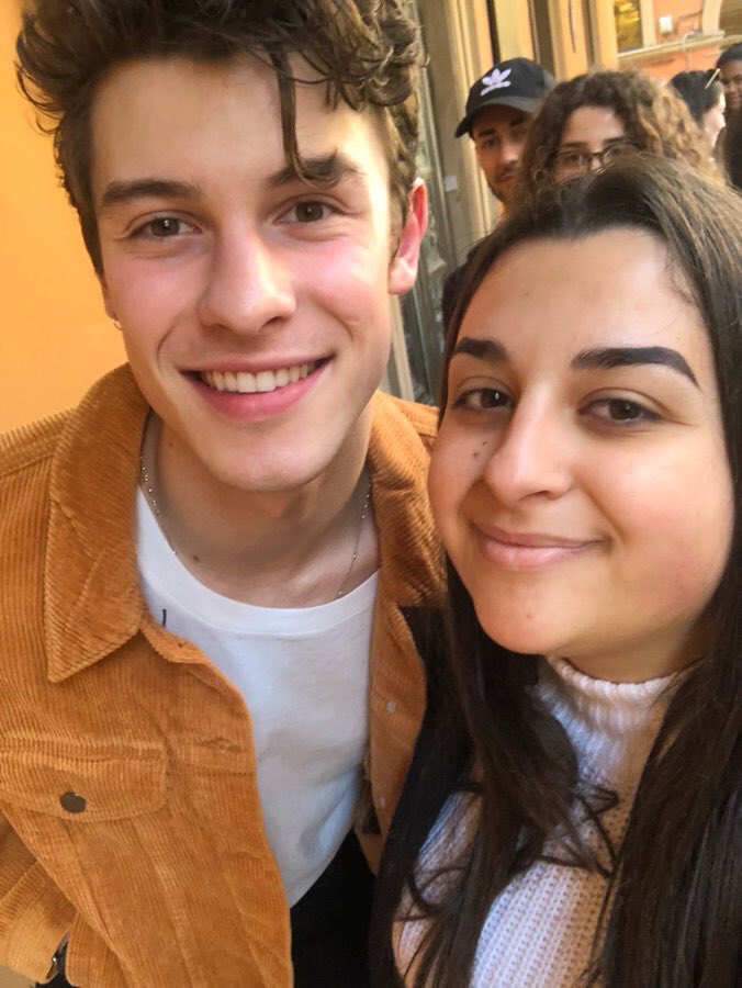 MendesNotified's tweet photo. SHAWN LOOKS SO GOOD! THIS YELLOW/ ORANGE JACKET IS AMAZING! KING OF FASHION SERVING LOOKS ARGH! #VoteInMyBlood #KCA🖤🌙 https://t.co/jUVkffg9jO