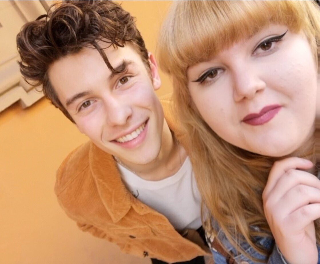 MendesNotified's tweet photo. SHAWN LOOKS SO GOOD! THIS YELLOW/ ORANGE JACKET IS AMAZING! KING OF FASHION SERVING LOOKS ARGH! #VoteInMyBlood #KCA🖤🌙 https://t.co/jUVkffg9jO