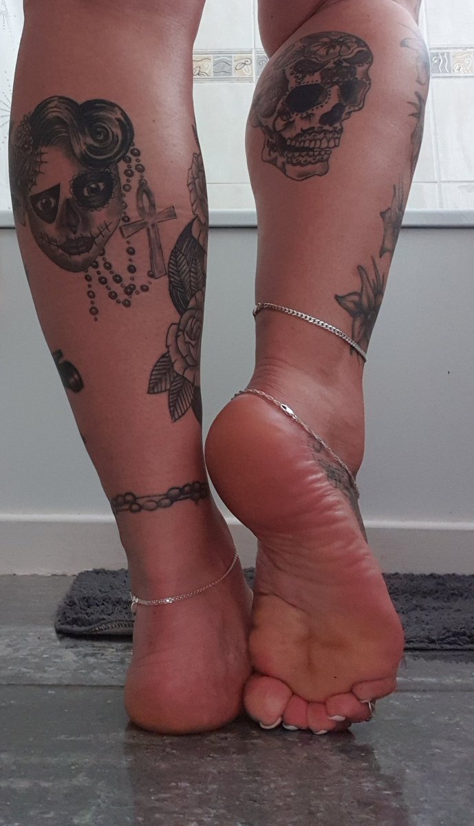 MsMaddy24's tweet photo. Prancing round like a fucking fairy delaying all that needs to be done 🙄
#inkedbbw #inkedfeet #meatysoles #thickfeet #whitetoes #ukfeet #higharches #footfetish #footjewelry
@BritFootBabes @UKPrettyFeet @HOSoles @SolesnT @rt_feet @ukfeetmodels @UKFeetPics @RTAlex_1 @MrHapz330i https://t.co/QcSdhxQo9h