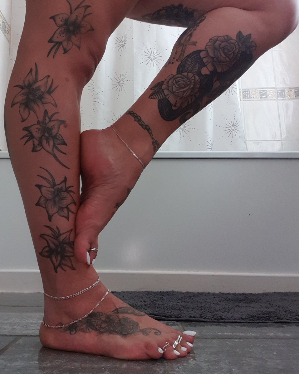 MsMaddy24's tweet photo. Prancing round like a fucking fairy delaying all that needs to be done 🙄
#inkedbbw #inkedfeet #meatysoles #thickfeet #whitetoes #ukfeet #higharches #footfetish #footjewelry
@BritFootBabes @UKPrettyFeet @HOSoles @SolesnT @rt_feet @ukfeetmodels @UKFeetPics @RTAlex_1 @MrHapz330i https://t.co/QcSdhxQo9h