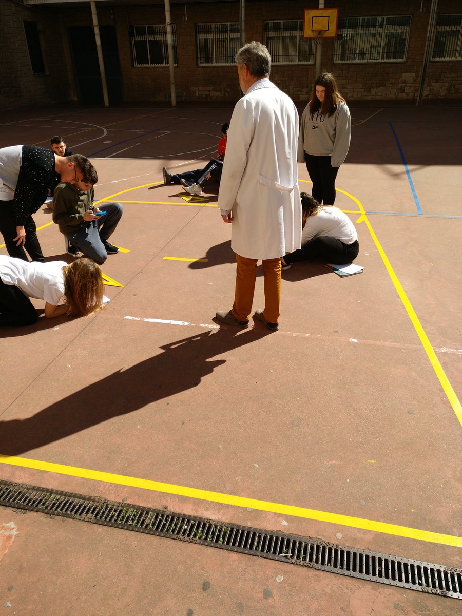 Salesian_Boscos's tweet photo. Los alumnos de 4°ESO usan el #TeoremaDeTales para medir sus alturas 📏📐🌞 https://t.co/NWbvV9Ge16