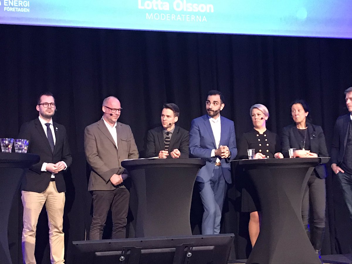 ”Kraftvärmen har en viktig roll för effektbalansen tillsammans med politik som gynnar tjänster som leder till ökad flexibilitet. Elbilar kan tex vara både ett hot och en möjlighet beroende på hur politiken styr” säger <a href="/LorentzTovatt/">lorentztovatt @ threads</a> på #Energi2019