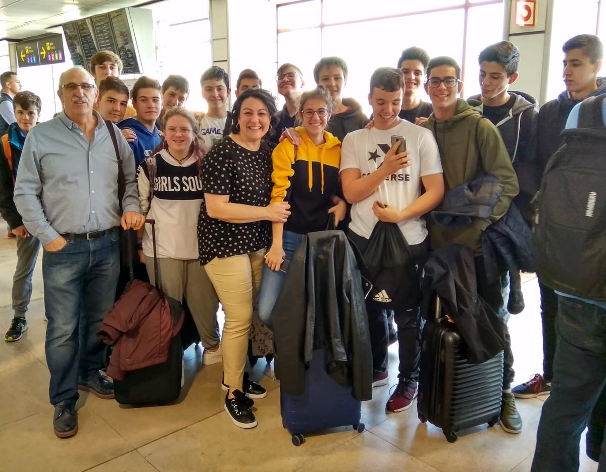 iesmachado's tweet photo. El equipo Lego AM posa en @aeropuertoMAD , antes de partir a la final nacional de @FLLSpain @FLLBurgos #Robótica #Lego #Canarias y ya volando. https://t.co/RevU40JA84
