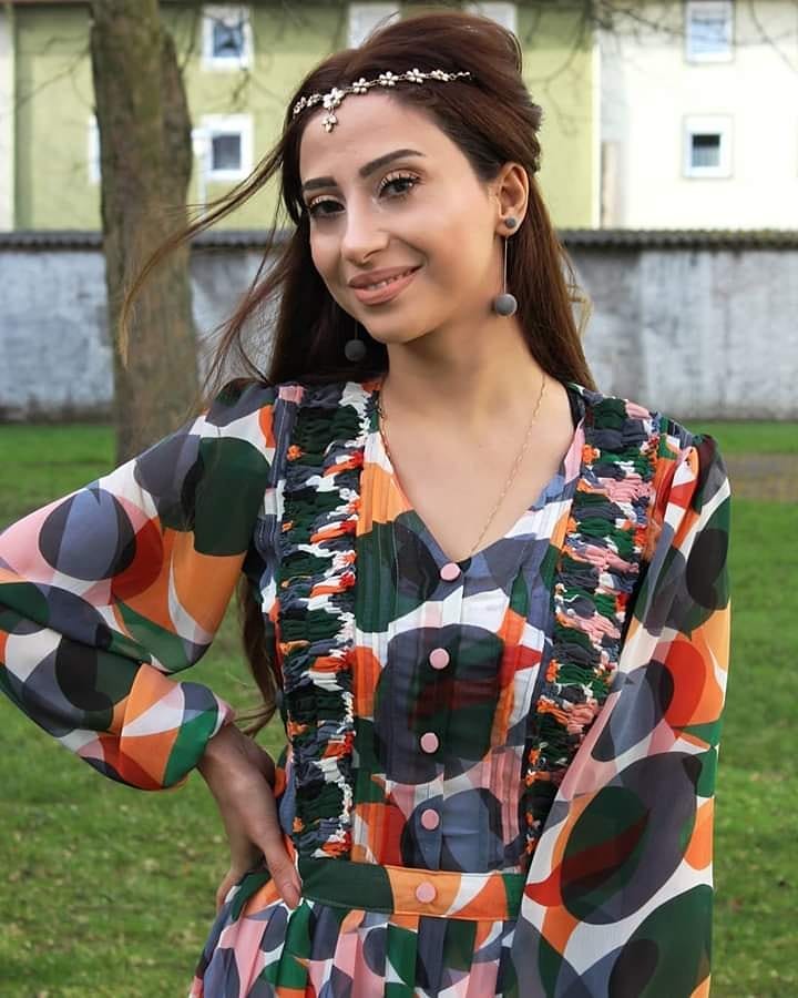 jwanmoustafa5's tweet photo. Cejna #Newroz li  we pîroz bê❤

ابنة #عفرين وقرية #كفرصفرة المصممة المبدعة #أفيستا_عيسو تصمم اللباس الكوردي العفريني بمناسبة #عید_نوروز

In this special day I what to show you something new. This is the traditional dress from my city ( #Efrîn - #Syrien). 
#kurdishgirl #cloths https://t.co/l4N6XYhlii