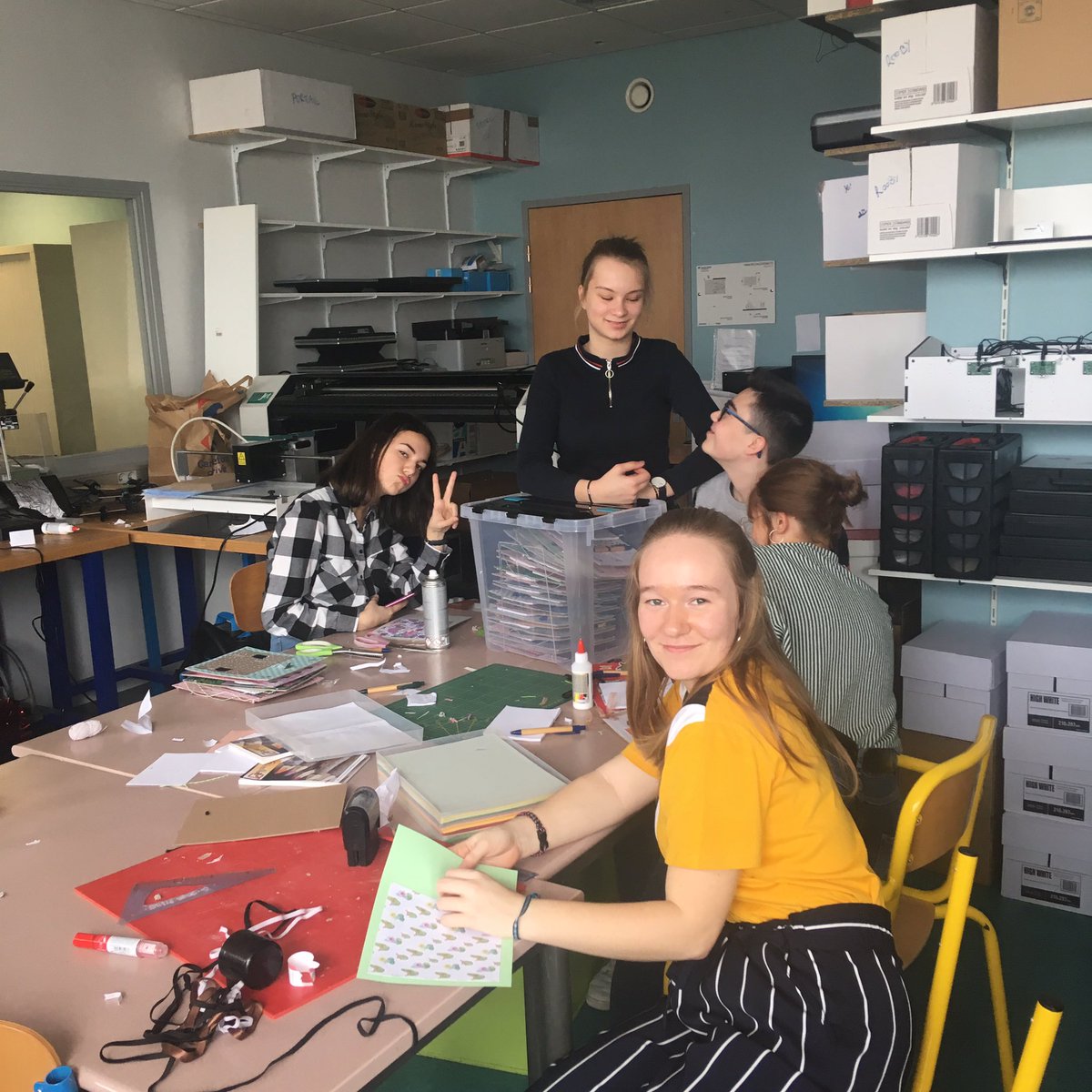 AireNote's tweet image. On continue la fabrication de nos blocs-notes ! 📝😋 #MiniEntreprise #BlocNote  #BlocNoteAimanté #BlocNoteFicelle   #Feuille #Carton #AireNote #Jeunes #EPA #EntreprendrePourApprendre  #concours #humanitaire #Pérou #Tchad #FournituresScolaires #Crayons  #Collège #AireSurLaLys