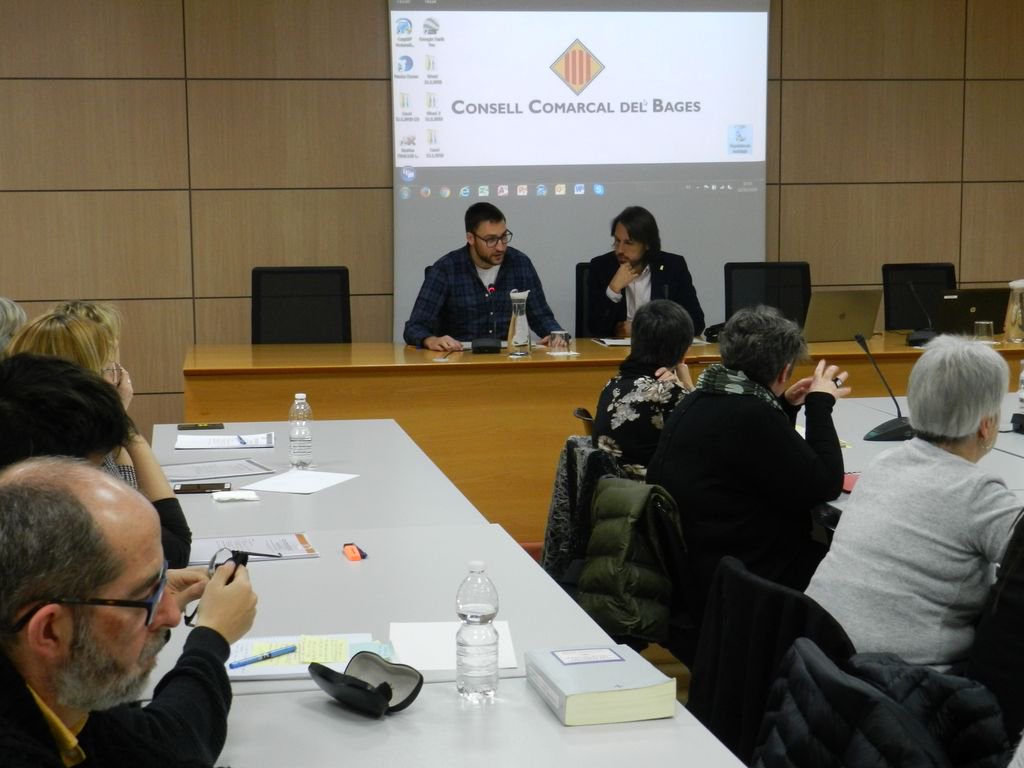 consellbages's tweet photo. La @diba i el @consellbages han presentat avui la darrera versió del sistema informàtic que permet als #ajuntaments gestionar els seus #cementiris. Es tracta del GesCem 3.0. #suportalsmunicipis #digitalitzacio #eGovern #ConsellBages
👉 https://t.co/QuBOamkZSc https://t.co/7UXwlE5jHd