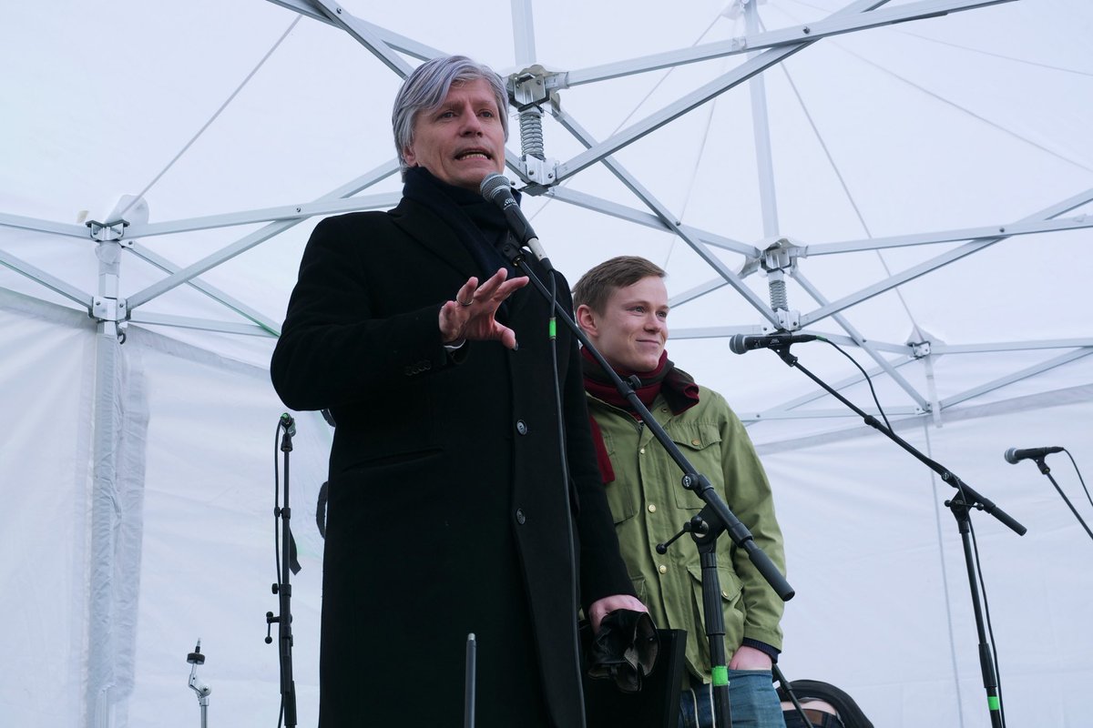 kldep's tweet photo. - Jeg heier på ungdommene og tar dette engasjementet med meg videre. Hadde jeg vært på samme alder selv, hadde jeg også vært her foran Stortinget i dag, sa miljøministeren da han møtte tusenvis av skoleelever i Oslo i dag. #Klimastreik https://t.co/rwSPzmS3JP
