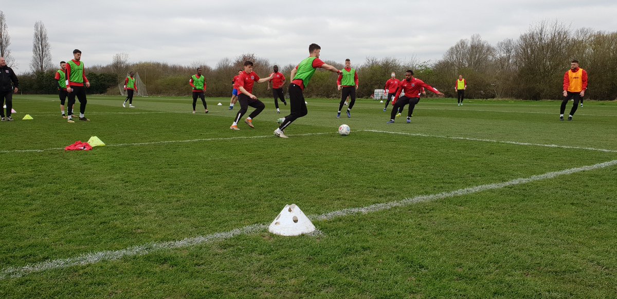 イングランド ドイツ サッカー留学 على تويتر イギリスではサッカーが社会に違和感なく存在します 5部リーグ所属のdagenham Redbridge Fcの監督は元イングランドアンダー世代代表監督 コーチ陣も輝かしい経歴があり 彼らはフルタイムで指導にあたる 選手も平均で