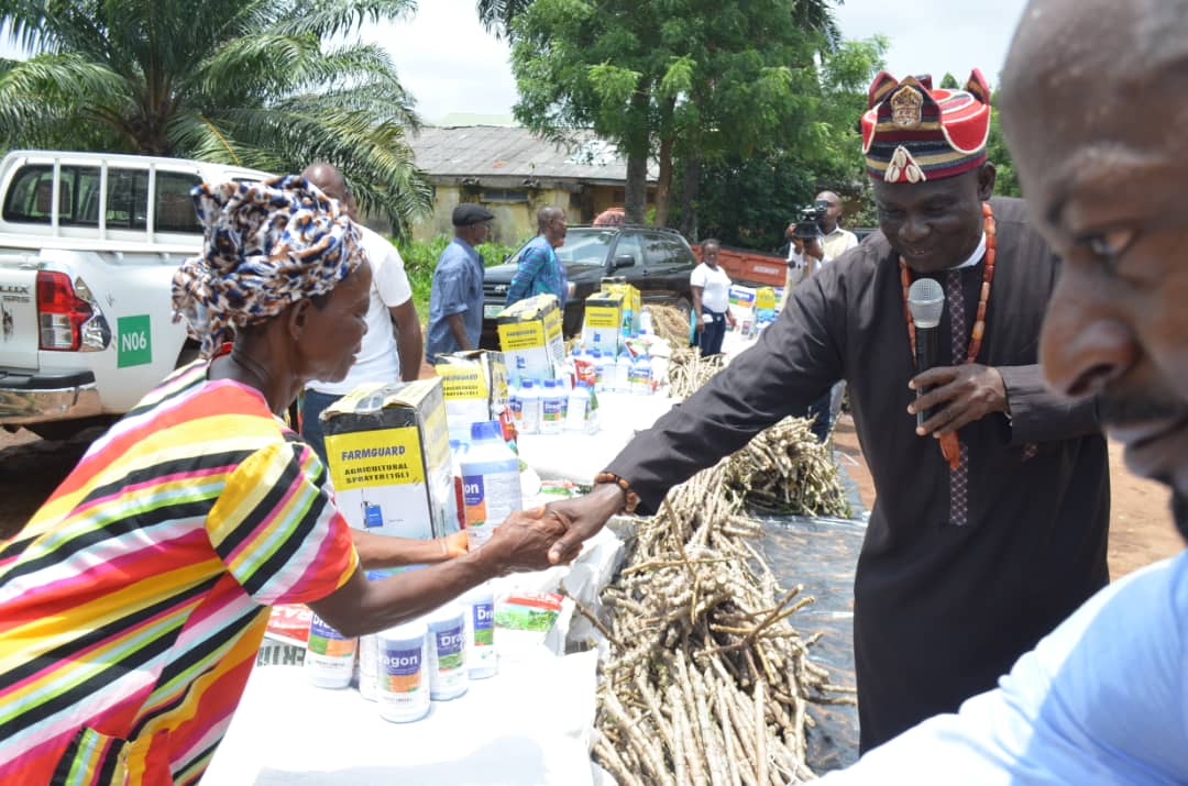 nirsalconnect's tweet photo. NIRSAL has given cassava production in Imo State a real boost with early #InputDistribution to farmers under the #CBN's #ABP.
Two kings, HRH, Eze Lucky Okoro, the Eze of Eziobodo Kingdom and HRH, Eze George Eke, Isi Ubom of Ubomiri, were witnesses. https://t.co/DMathu6bSU