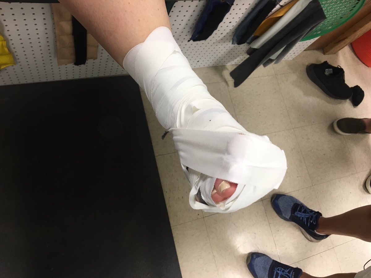 WOAIKABBPhotogs's tweet photo. .@CletoRodriguez here at SouthWest High School learning how to be a #AthleticTrainer @swisd #AAATA @KABBFOX29 @News4SA #WheresCleto https://t.co/W87Zya7oKX
