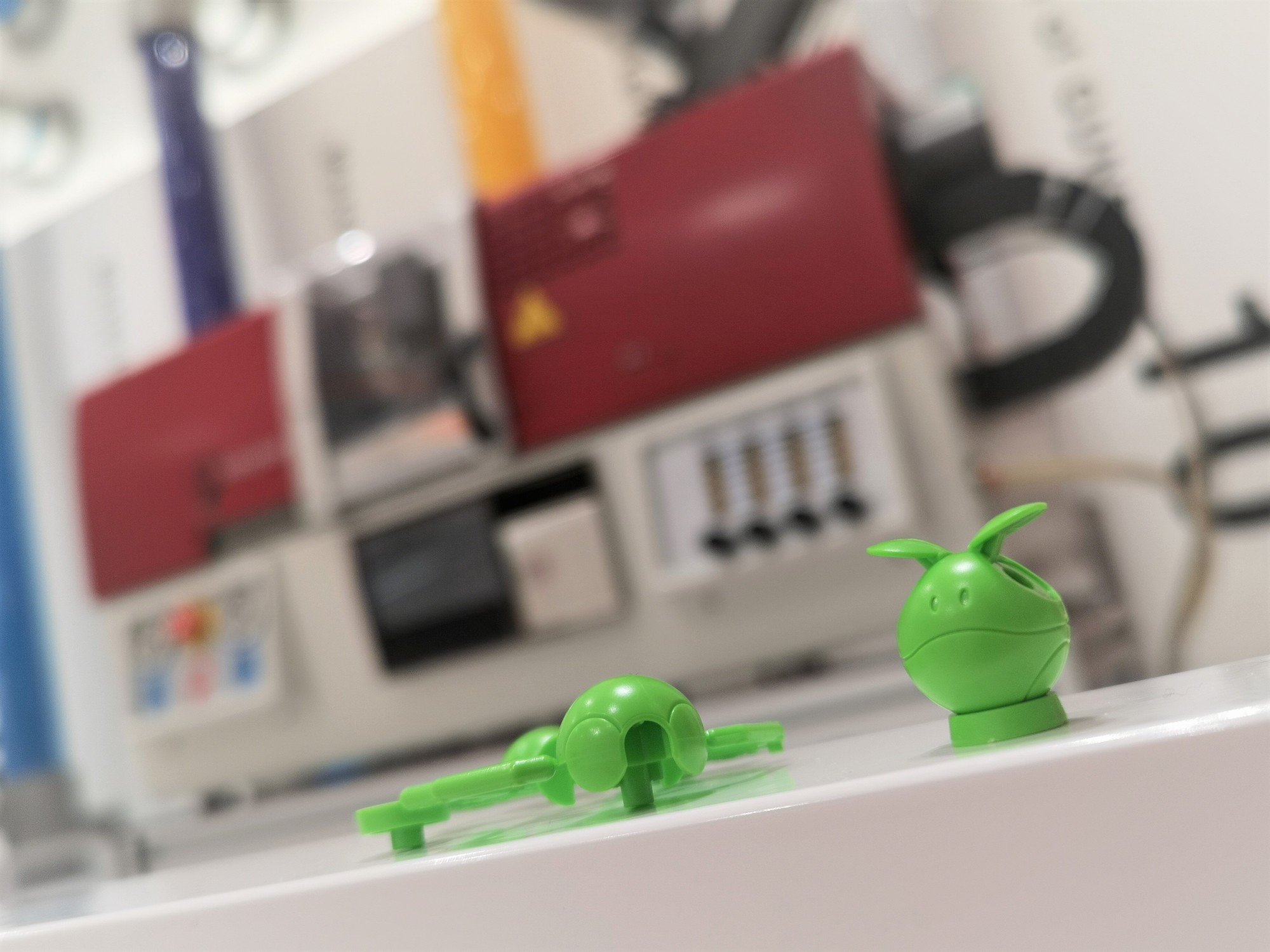 Twitter 上的 The Gundam Base ガンダムベース東京の成形機から生まれた新たなハロのプラモデル 通称 ミニハロ をご紹介 ハロプラと比較して分かる通り とっても小さくて可愛い なんと3パーツのみで構成されており 組立も簡単 ミニハロは明日から開催される