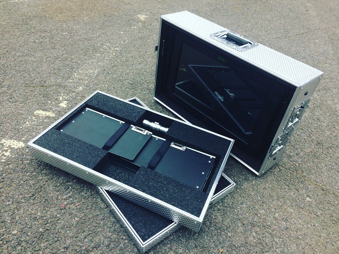 CaseDesignLtd's tweet image. Check out our refined design for the @Atomos_News #Sumo monitor. It’s still has the ability to tilt and is shock mounted. It’s just more user friendly for card access. Comes with deep sunshade and lightning spigot. #custom #flightcase