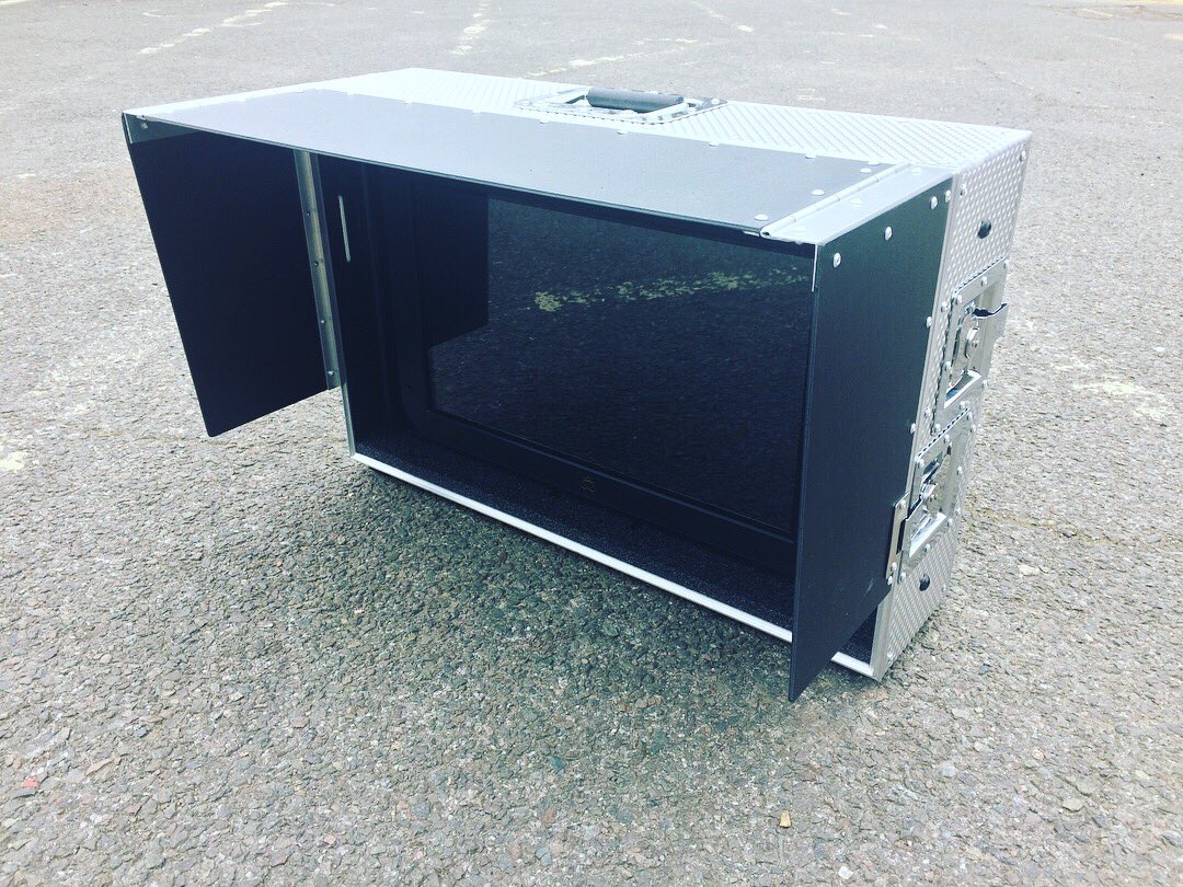 CaseDesignLtd's tweet image. Check out our refined design for the @Atomos_News #Sumo monitor. It’s still has the ability to tilt and is shock mounted. It’s just more user friendly for card access. Comes with deep sunshade and lightning spigot. #custom #flightcase