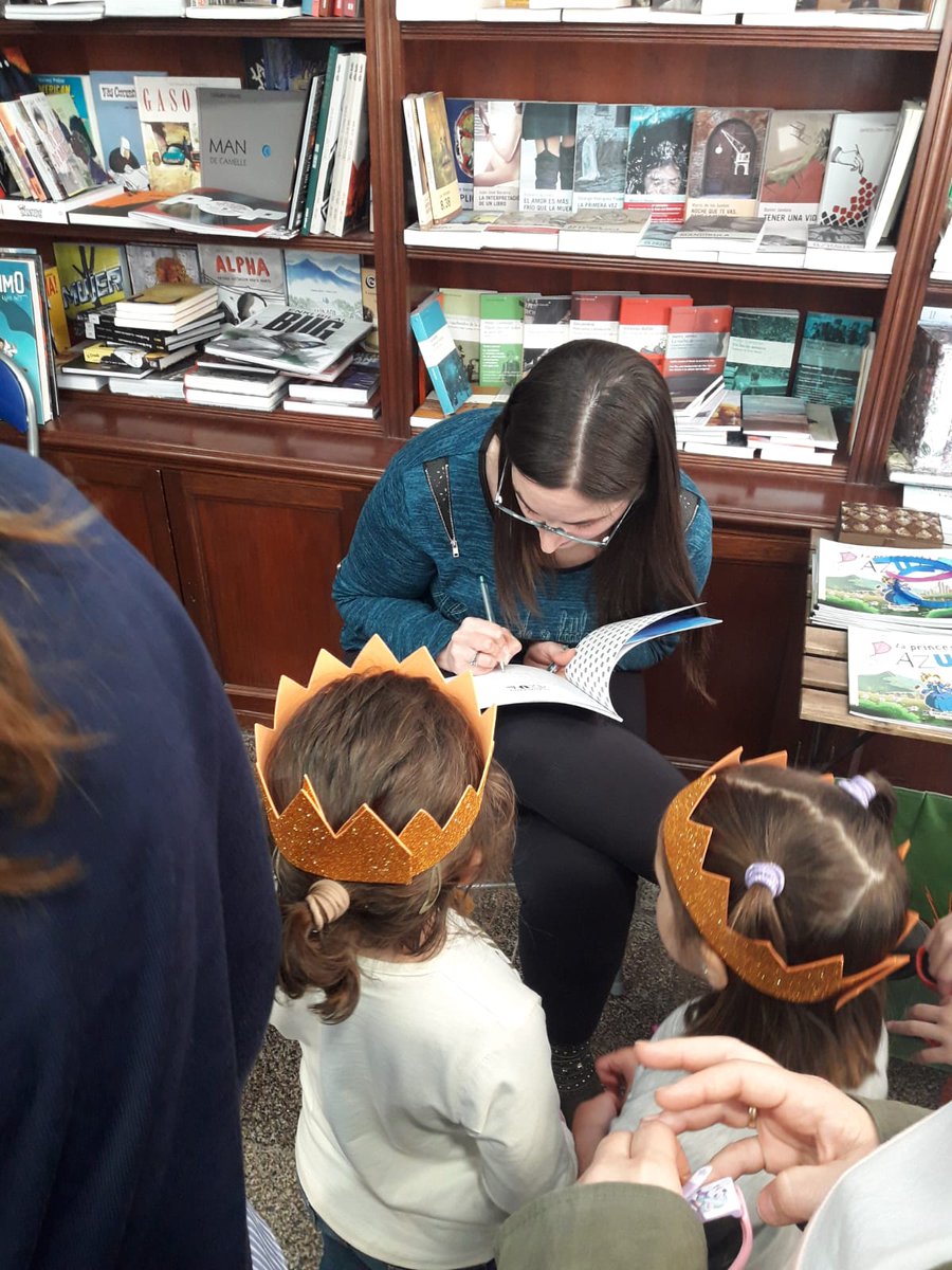 Laprincesitazul's tweet photo. #LaPrincesitaAzul empieza a darse a conocer... 💙👑💙 #ConquistandoLaIgualdad #PrincesasPorLaIgualdad #EducaciónEnIgualdad #CuentosInfantiles #AzulYRosa #LiteraturaInfantil #Estereotipos #LosColoresSonColores #PequesFelices https://t.co/l0l3sUBLbO