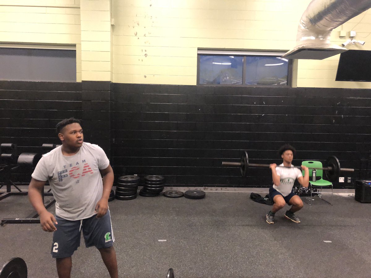 Leeds_SC's tweet photo. Great way to start off a Friday with some extra work in the weight room.  Completed the WOD 19.5 (90 thrusters and 90 jump pull ups). Kids did a great job.  @zniles02 was the champ today. https://t.co/lZgrRC9XFv