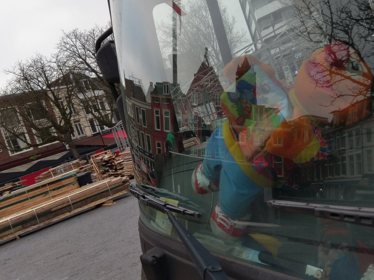 stadsleven's tweet photo. Achter de hekken op de Neude in #Utrecht wordt druk gewerkt aan de opbouw van @TweetaktUtrecht https://t.co/852tTKXyqo