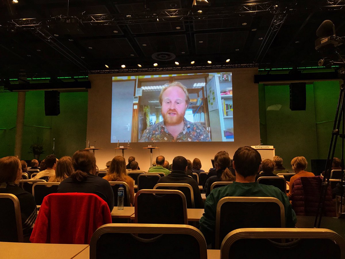 Anettesland's tweet photo. Folkets klimakonferanse tar eget budskap på alvor. Foredragsholder Job van den Assem fra søsterorganisasjon til @FIVH i Nederland på Skype. @milieudefensie #klimajobber https://t.co/g7U3g7Xc8W