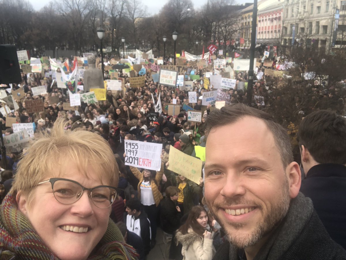 Venstre og SV har i mange år kjempet for miljøet på Stortinget, men vi har aldri vært med på et lignende engasjement som i dag! 🙌💚 #klimastreik