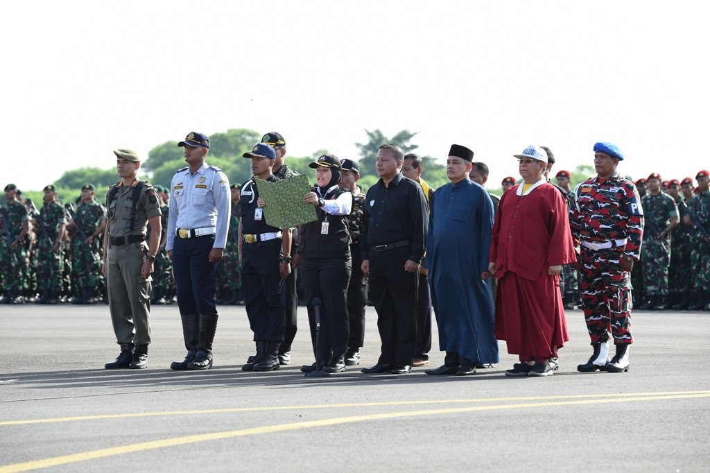 Ratusan Ribu Prajurit TNI-Polri Apel Pengamanan Pemilu 2019....

Apel Ini Diikuti Oleh Sekitar Ratusan Ribu Yang Terdiri Dari Prajurit TNI/Polri, Anggota Linmas, Ormas Potmas, beserta Alutsista.... 
😎💂 #PengamananPemilu