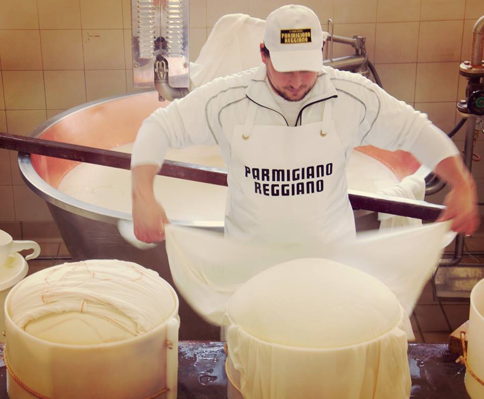 Vi piacerebbe visitare un caseificio e scoprire dal vivo come si fa il Parmigiano Reggiano? Sabato 13 e domenica 14 aprile torna #CaseificiAperti! Scegliete il vostro caseificio preferito tra quelli aderenti su bit.ly/1RNfGz9  (la lista è in costante aggiornamento)