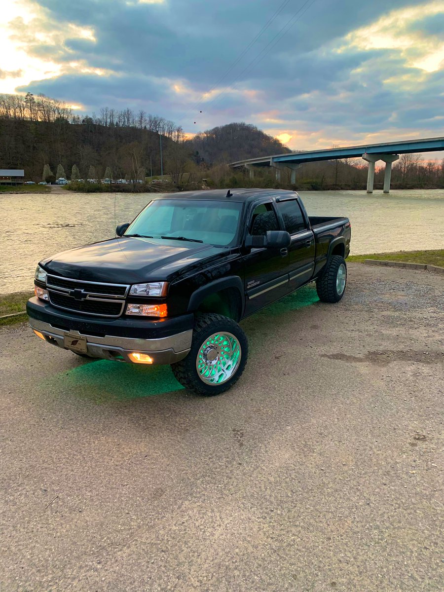 OleCrowell's tweet photo. “These brand new, don’t step on Balenci’s, i’ma hit that if she let me, they don’t like how I talk that, flooded out my wrist, a puddle drippin’ 42, I’m steady sippin’ “ https://t.co/dXbJ72Cyl2