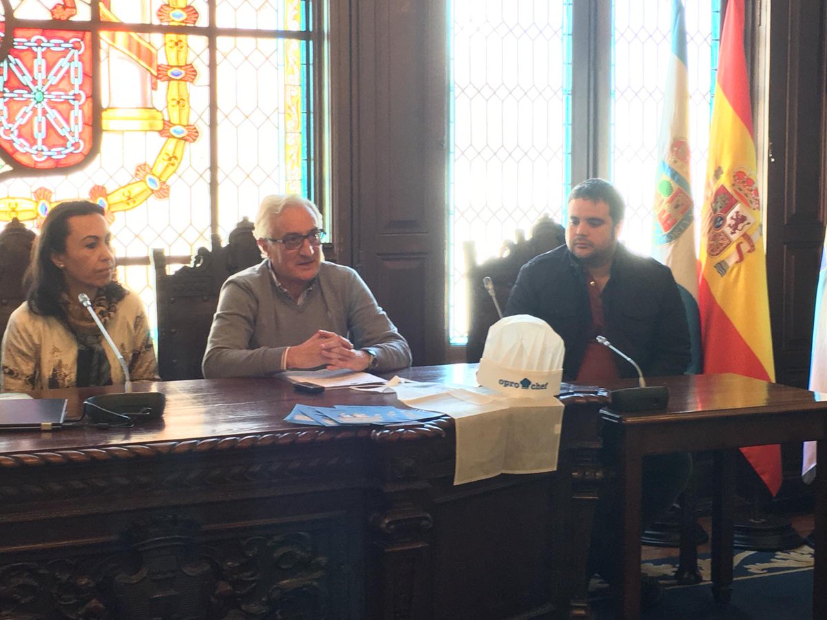 Opromar1's tweet photo. #EnDirecto: Rueda de prensa en el #ConcellodeMarín para la presentación del concurso infantil de recetas #Oprochef promovido por @Opromar1. https://t.co/sikRc0dm9x