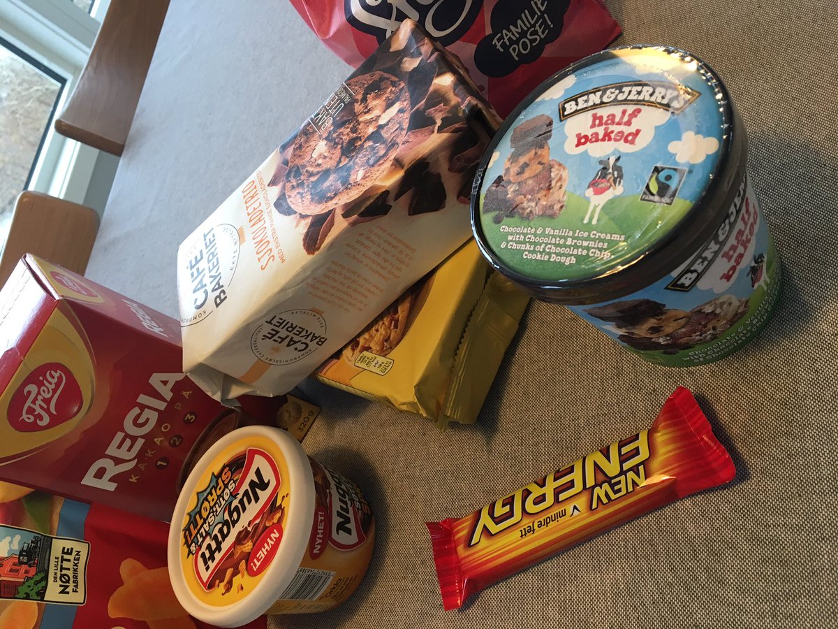 Linehehe's tweet image. Eg møtte fastlegen min på butikken, og til tross for eit desperate forsøk på å forlate vogna, innsåg eg at livsløgna mi vart avslørt. #variertkosthold #godhelg