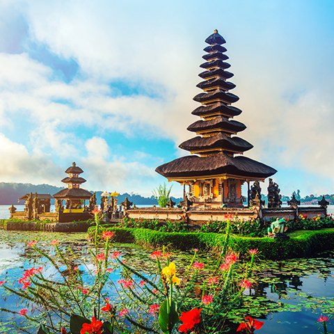PeggyProsenthal's tweet photo. When visiting Bali, the iconic Pura Ulun Danu Beratan temple should be at the top of your bucket list. This temple is designed to look like it is floating along the Beratan Lake. https://t.co/Bzi622xKy0