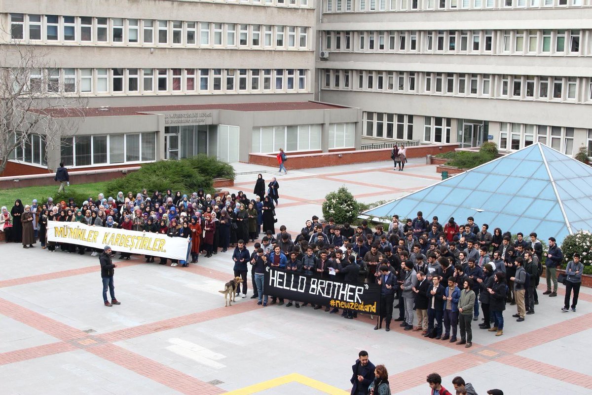 anadoluogrenci's tweet photo. Boğaziçi Üniversitesi teşkilatımızın da içinde bulunduğu üniversite öğrencileri ,Yeni Zelanda’daki menfur terör saldırısı için basın bildirisi okudu ve şehitlerimiz için gıyabi cenaze namazı kılarak dua ettiler.
#NewZealand https://t.co/eF4KVaWq4X