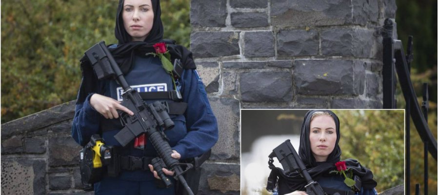 alrai's tweet image. بندقية، ووردة، وحجاب شرطية من #نيوزيلندا ترتدي الحجاب وتحرس مقبرة "ميموريال بارك" الخاصة بضحايا الهجوم الإرهابي .
المصور قال : "التقطت صوراً كثيرة لشرطيين، لكن مزيج الحجاب والبندقية الهجومية والوردة هو شيء لم أشاهده من قبل".
