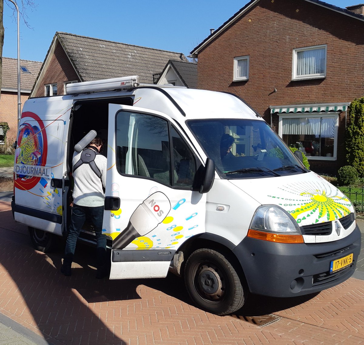 kbsEsmoreit's tweet photo. DWARS op #Esmoreit. Vandaag werden twee leerlingen van groep 7 geïnterviewd en gefilmd door het jeugdjournaal. Zij hadden de redactie gemaild met een kwestie die hen 'dwars' zat. Wil je weten wat dat was...kijk zaterdag 23 maart om 19.00 uur naar het jeugdjournaal. https://t.co/6ZIhbSWbml