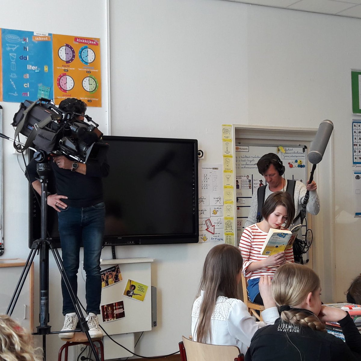 DWARS op #Esmoreit. Vandaag werden twee leerlingen van groep 7 geïnterviewd en gefilmd door het jeugdjournaal. Zij hadden de redactie gemaild met een kwestie die hen 'dwars' zat. Wil je weten wat dat was...kijk zaterdag 23 maart om 19.00 uur naar het jeugdjournaal.