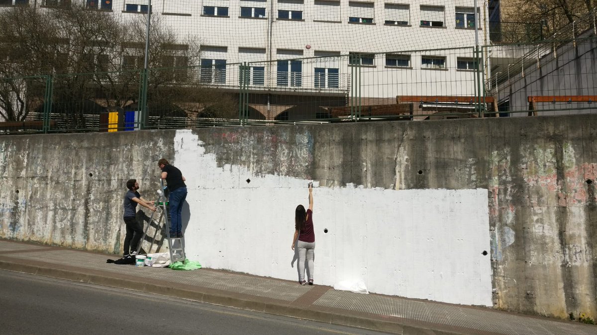 oreretakoaek's tweet photo. Bihar goizeko mural margoketarako horma prestatzen! #kilka #korrika #korrika21 https://t.co/UzrXEsYUEu