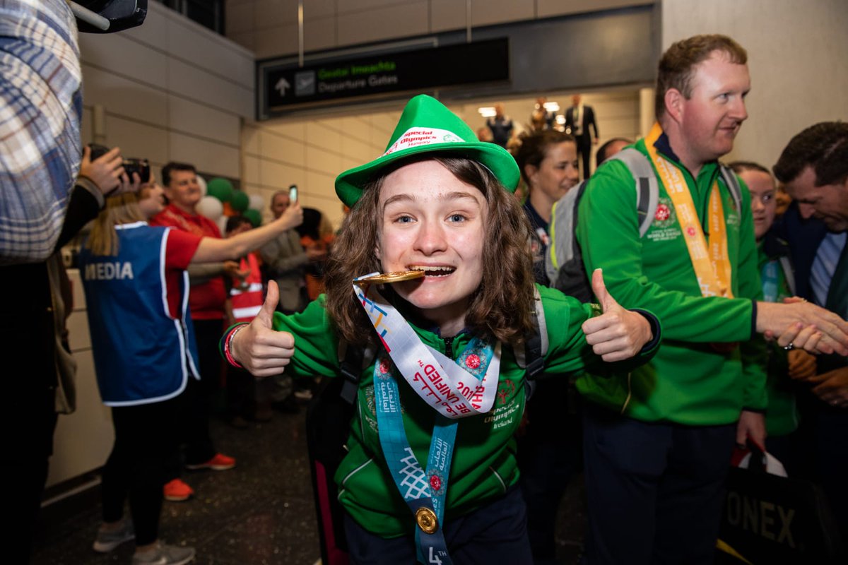 BadmintonSoi's tweet photo. Welcome home Sarah Louise!!! (John in the background too 😍) #TeamIreland #Homecoming https://t.co/3j1KNQE9y3