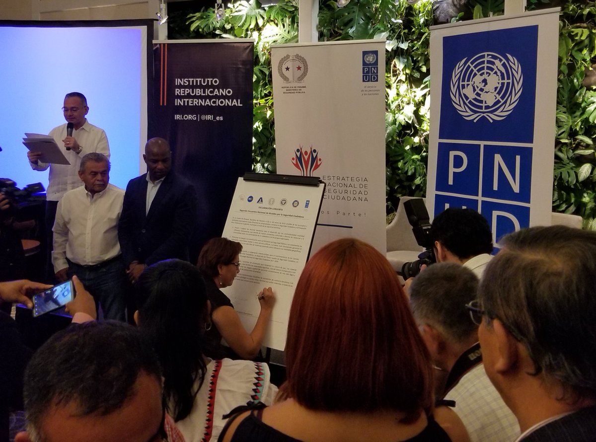 IRI_es's tweet photo. Más de 15 alcaldes firmaron una nueva declaración conjunta para mejorar la #seguridadcuidadana en #Panamá en el segundo encuento de alcaldes en #Panama #HCMS2019 @Amupapanama @pnudpanama @minsegpanama https://t.co/U8Xtz3u8lp