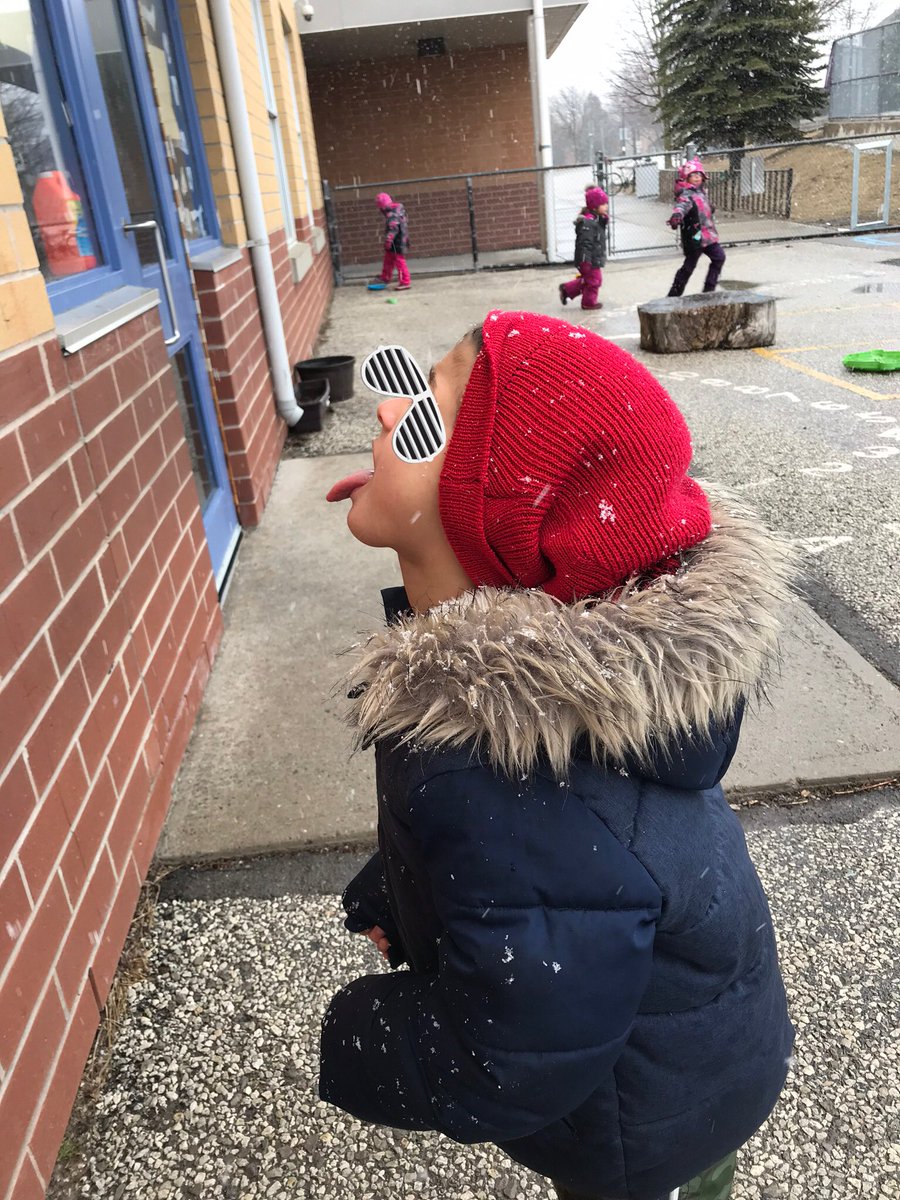 SESKinders's tweet photo. โWhen itโs warmer, snowflakes are bigger. I can catch them on my tongue ๐
.โ #YRDSBEarlyYears #YRDSBGetOut #OutdoorLearning https://t.co/P9fKE4YCRK