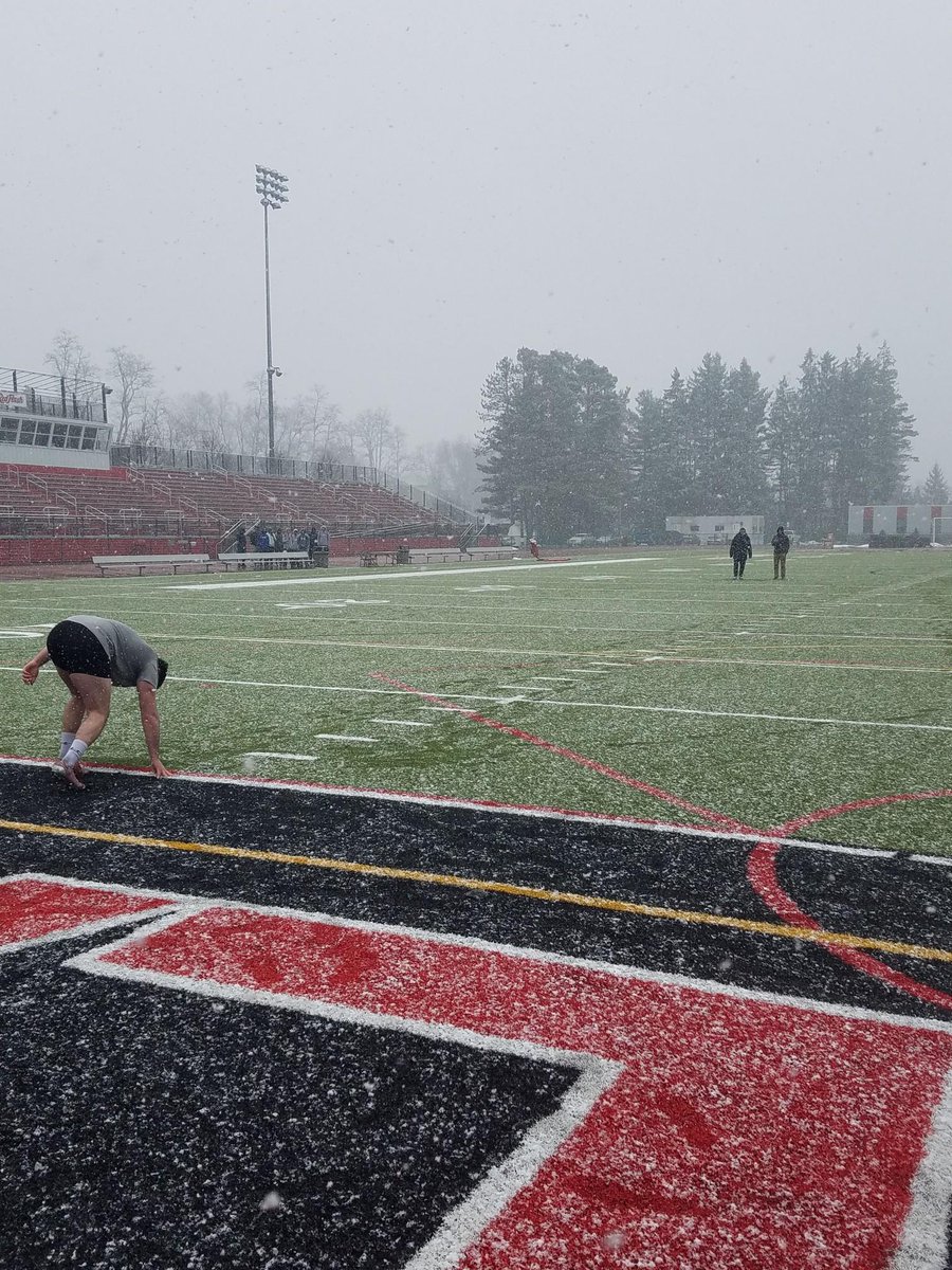 CoachV_SFU's tweet photo. Another great day of training in the lo!#flashfootball https://t.co/2qBjTMeTek