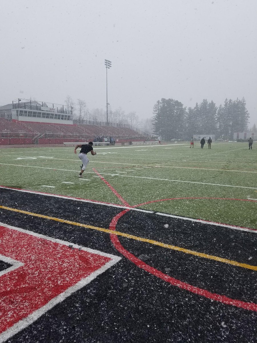 CoachV_SFU's tweet photo. Another great day of training in the lo!#flashfootball https://t.co/2qBjTMeTek