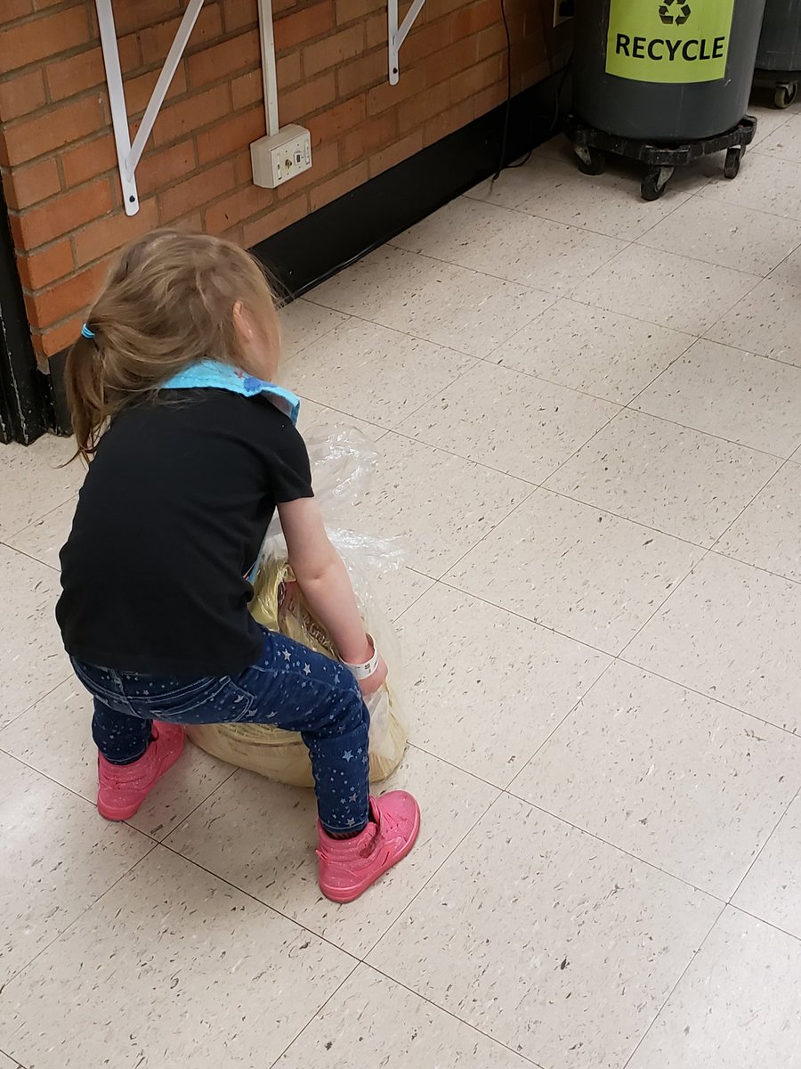 Preschool_VivES's tweet photo. Foundations for Literacy: lifting a heavy bag saying "uh" to practice the letter u. 
@DhhViv @DanasDHHdvision @VivianESJeffco @JeffcoSchoolsCo 
#foundations #itstooheavy https://t.co/D4LUlpfdBJ