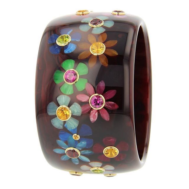 bijouxreview's tweet photo. Thank you Mother Nature for bringing Spring flowers 🌸 And thank you @markdavisjewelry for making gem-studded blooming flower Bakelite bracelets such as this one.

#braceletoftheday #pulsera #pulseira #markdavisjewelry #bakelitebracelet #springflowers… https://t.co/p3zmGYTLPA https://t.co/AsApqQTggu