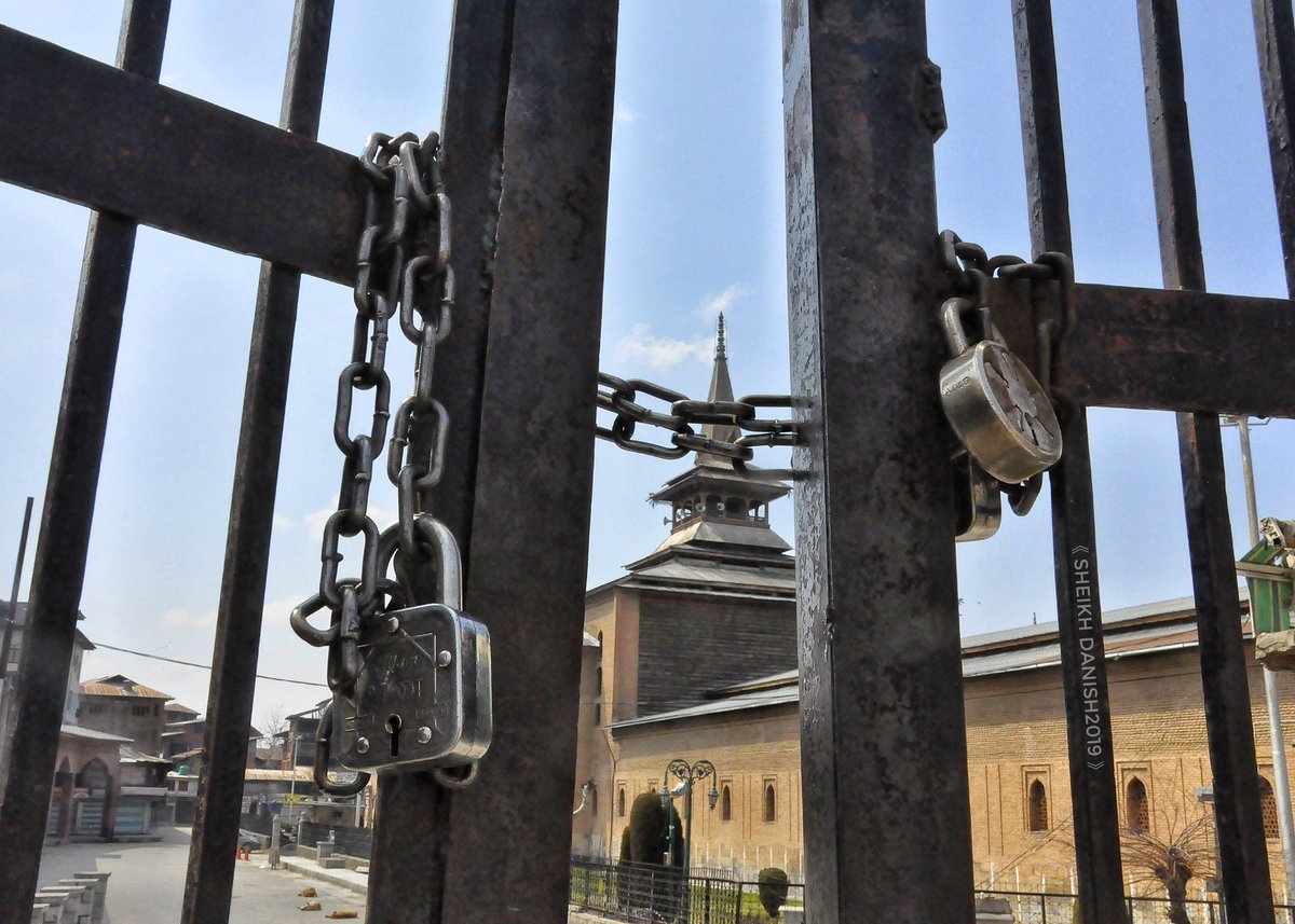 AsianNewsHub's tweet photo. #InPics
No Friday prayers at Jamia Masjid,#Third_time in current month as authorities imposed stringent curbs.
Photo by @sheikh_danish2 https://t.co/jvvpp6ciEr