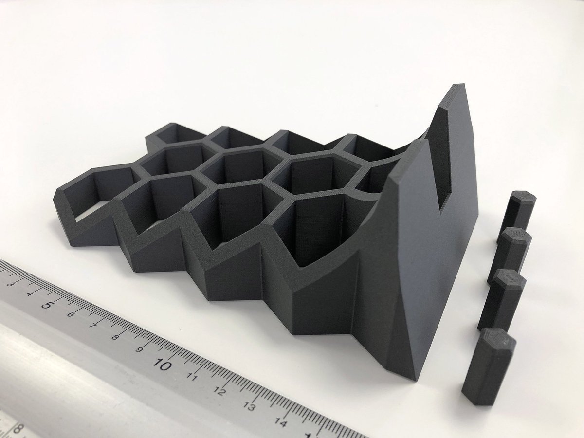 volumic3D's tweet photo. Repousser les limites de l'#impression3D avec notre dernière génération d'#imprimantes3D hautes perf : #StreamULTRA.
Résultats bluffants sur une nouvelle gamme de matériaux inédits: propriétés mécaniques/visuelles exceptionnelles pour du FDM.
Soon ! #industrie4.0 #volumic3d https://t.co/GriREdpVqB